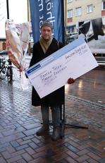 Magnus Engström, Klässbol med prischecken på 15 000 kronor efter en ceremoni Karlstad förra veckan..